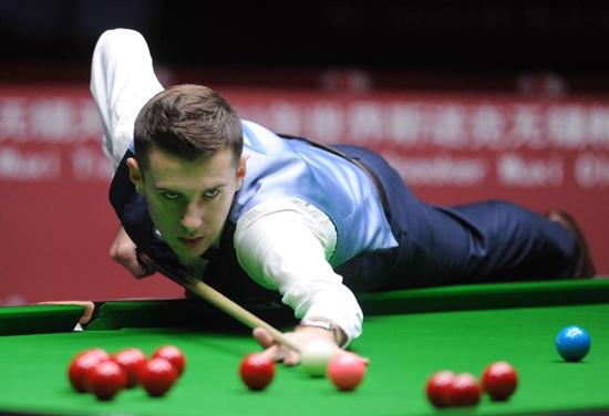 更突显了他 更突显了他